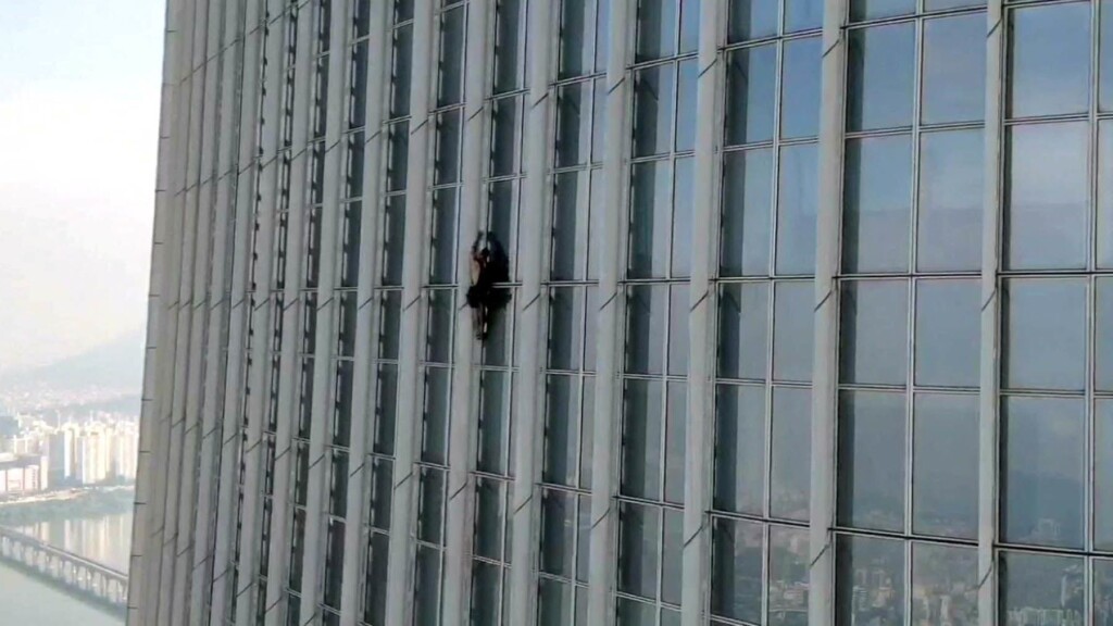 British Man Climbs 72 Floors Up The Outside Of South Korea’s Lotte Tower In Seoul