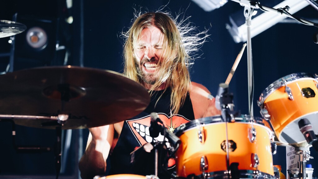 Foo Fighters Kick Off First Tour Without Late Drummer Taylor Hawkins, Thank Followers For Support