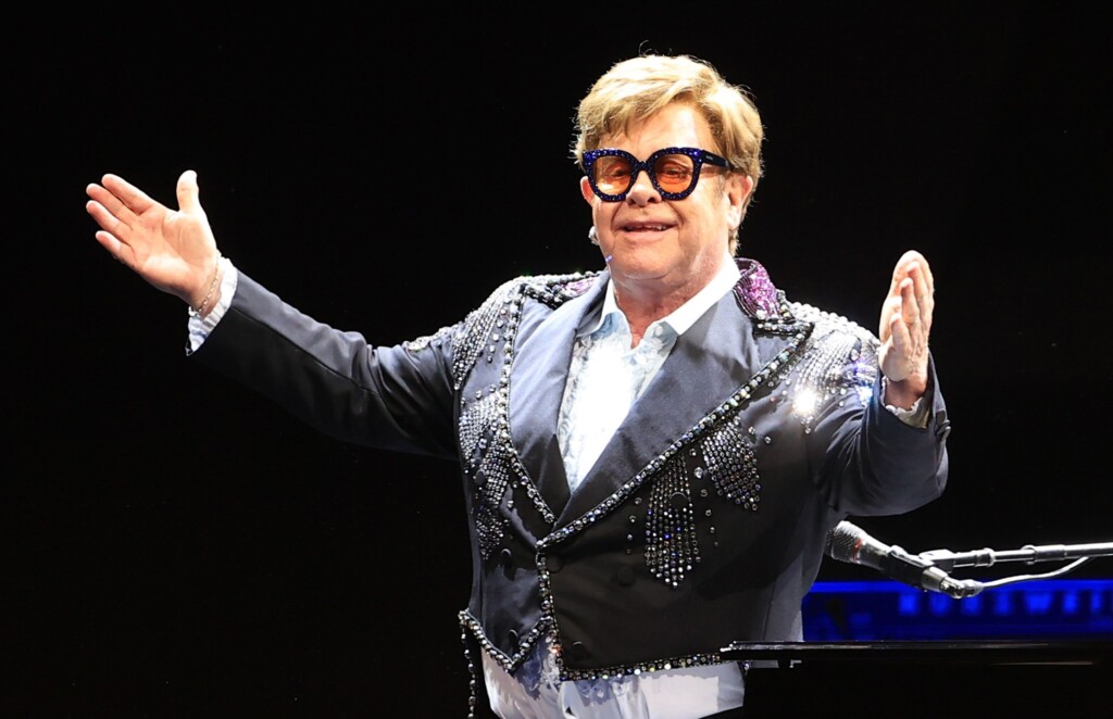 Elton John Serenaded By Manchester City Players At Airport In Fa Cup Celebrations