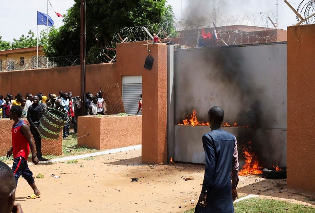 Pro Coup Protesters In Niger Shout ‘long Live Putin’ As New Leaders Face Calls To Cede Power
