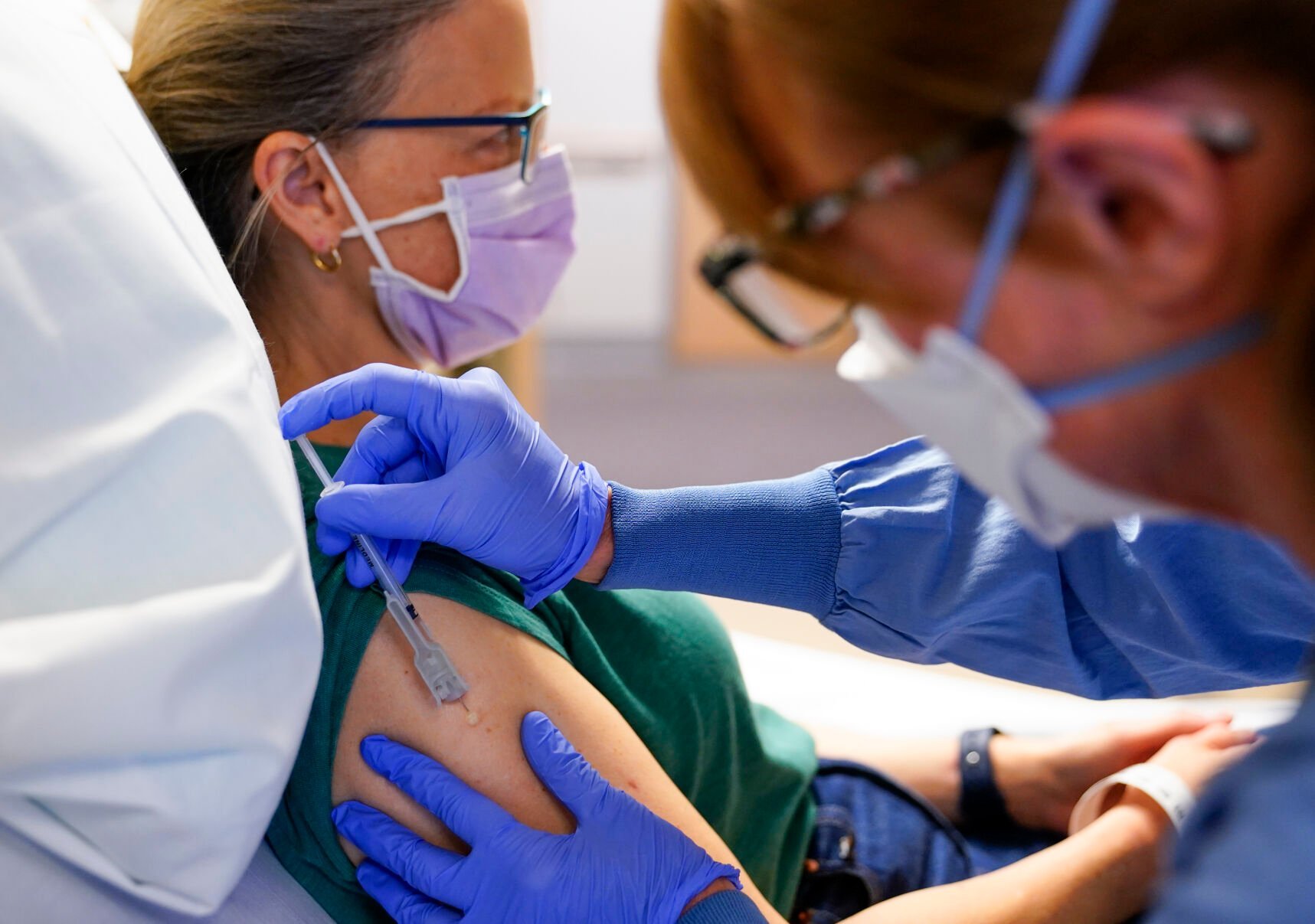 <p>Registered nurse Erika Obrietan administers the third dose of an experimental breast cancer vaccine to patient Kathleen Jade on May 30 at the University of Washington Medical Center-Montlake in Seattle.  </p>
