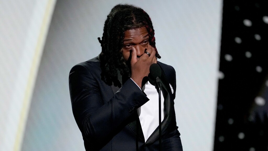 An Emotional Damar Hamlin Presents The Buffalo Bills Training Staff That Saved His Life With An Award During The Espys
