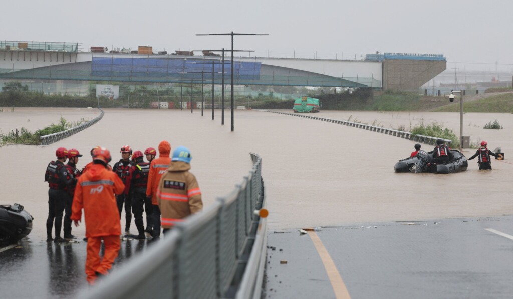 Large Scale Rescue Operation Recovers 7 Bodies After Flooding Traps Cars In South Korea Tunnel
