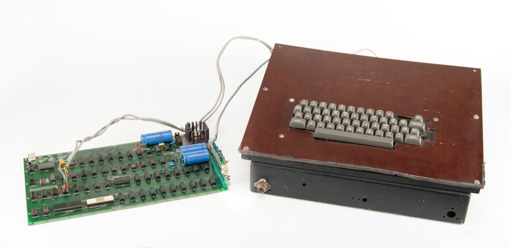 Early Apple Computer That Helped Launch $3t Company Sells At Auction For $223,000