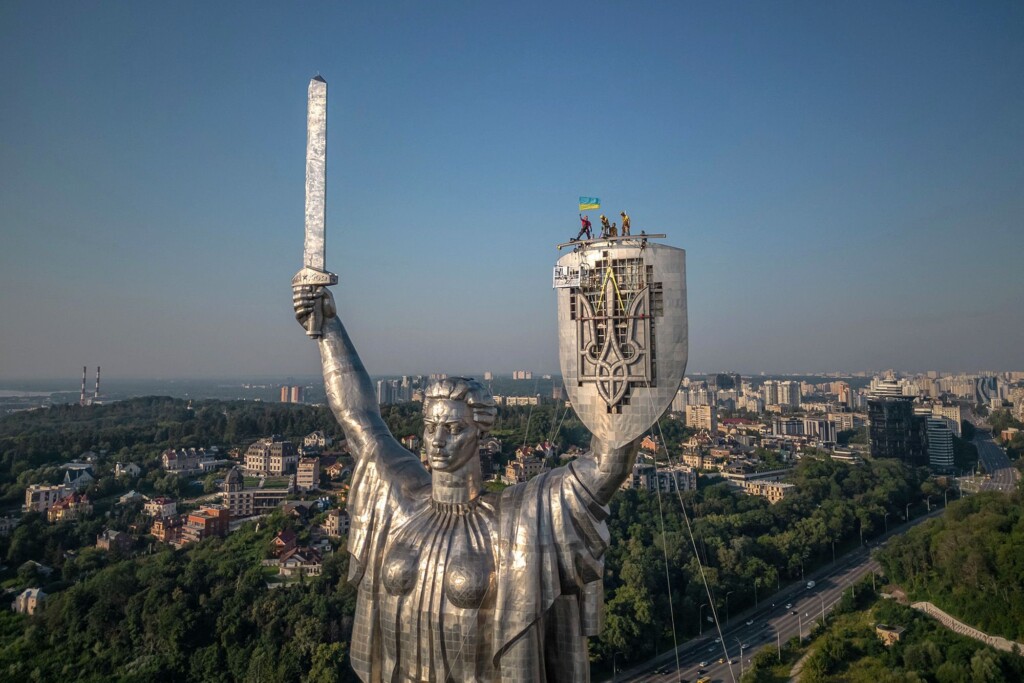 Ukraine Replaces Soviet Era Hammer And Sickle Symbol With A Trident On Kyiv Statue