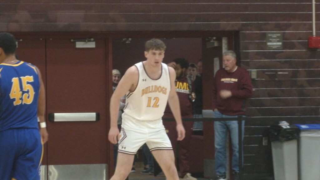 Uws Mbball Web 11824