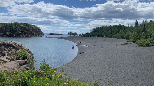 Black Beach Pic For Fullscreen