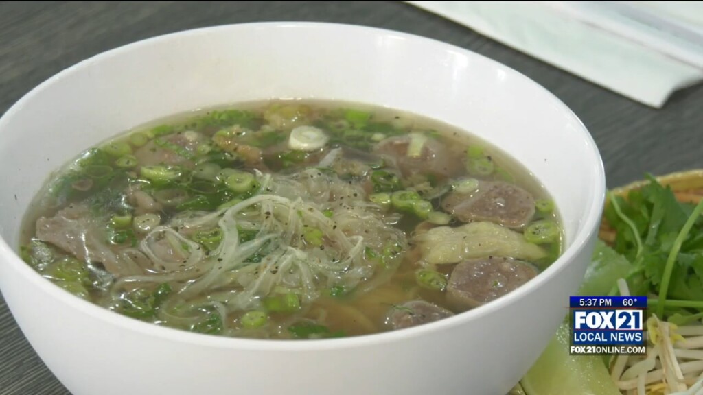 'pho'holic' Celebrates Second Location