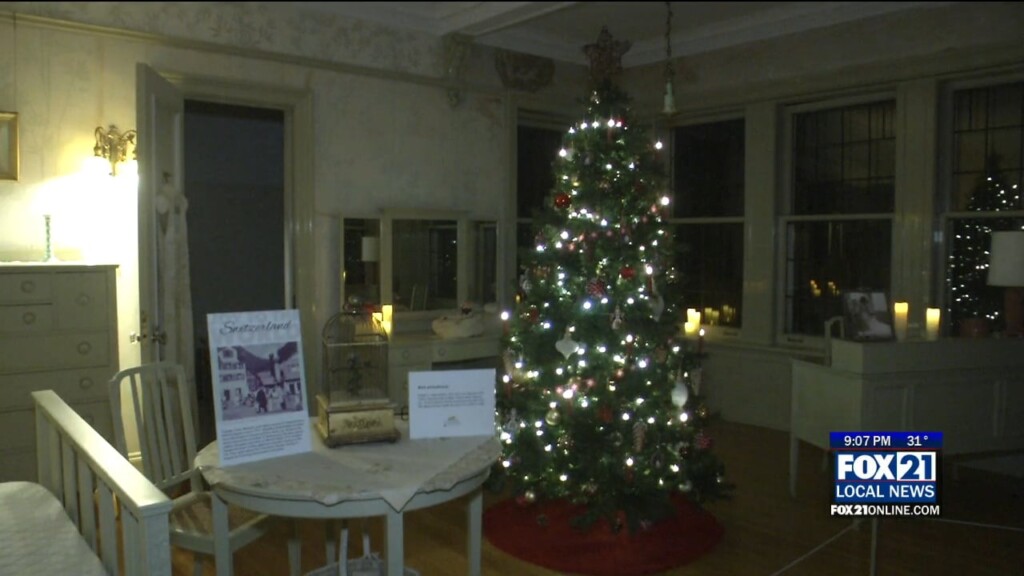 Glensheen Decorates For The Christmas Season