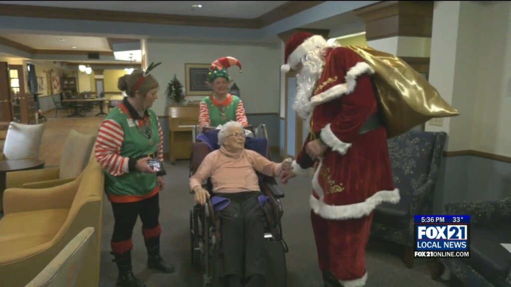 Santa Visits Residents At Ecumen Lakeshore