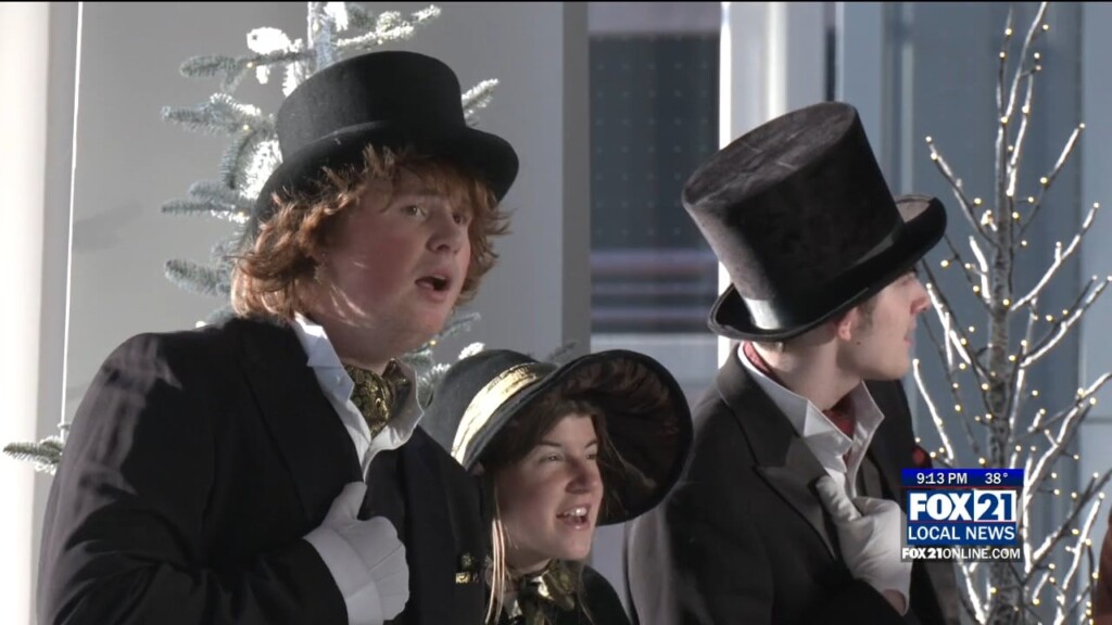 Duluth East Choralaires Treat Essentia Patients To Christmas Carols