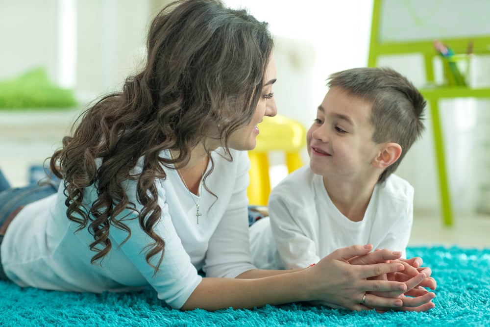 Mom boys pics. Мама с ребенком на ковре. Boys talking.