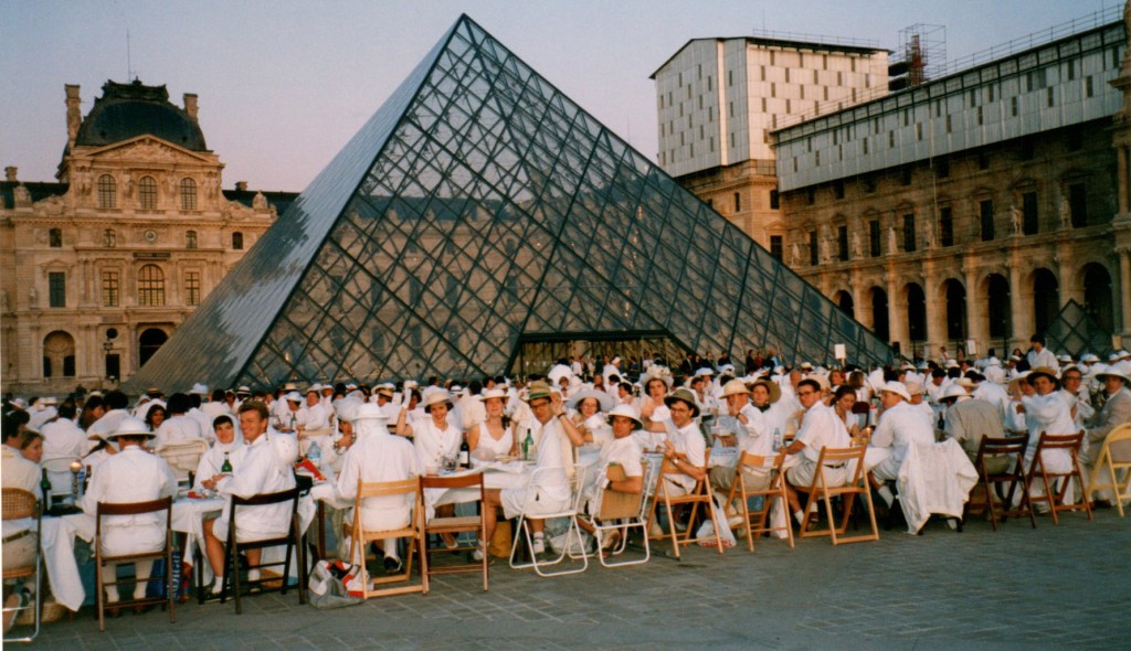 Diner En Blanc 1993 Paris Photo Pyramide Du Louvre