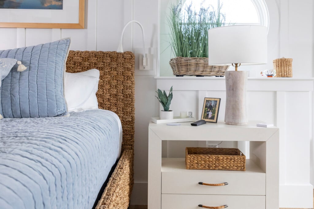 Contemporary Home Cozy Bedroom With Artwork Lamp