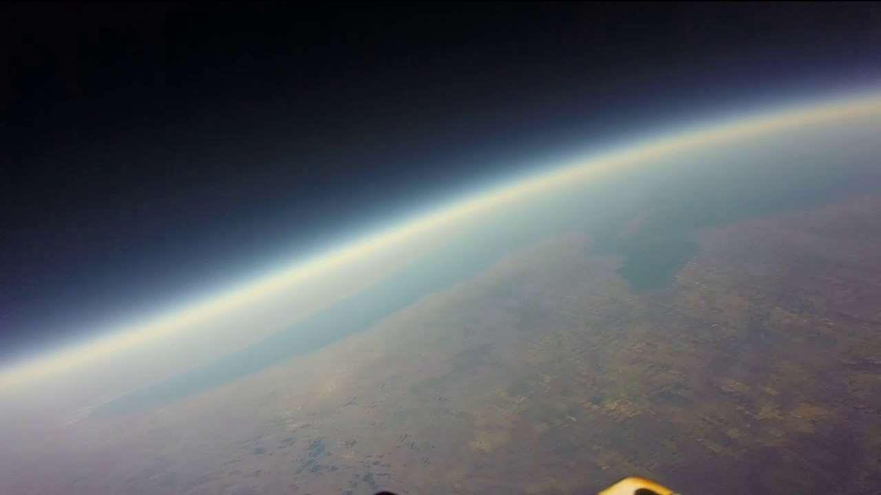 students send balloon to space