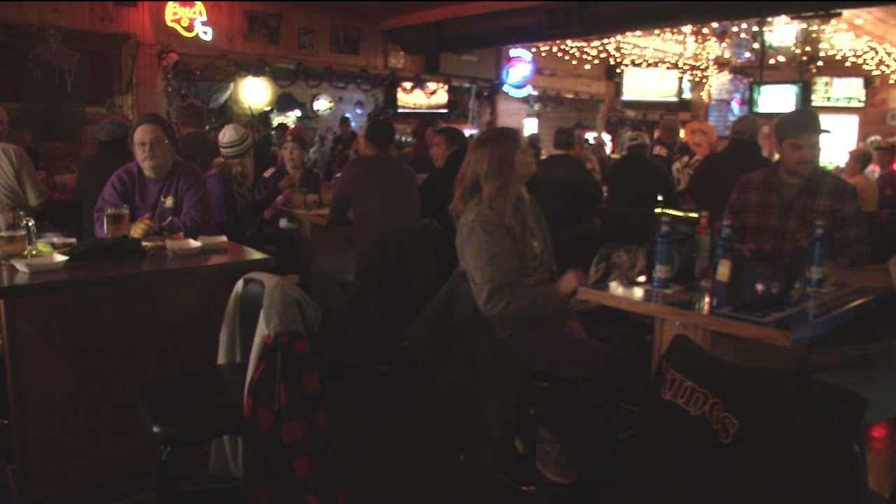 Bars open early for Vikings fans