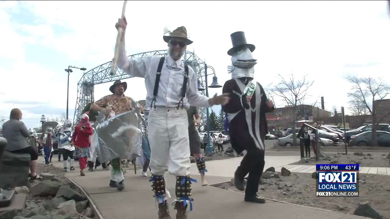 Northlanders Melting for Smelt in Duluth's Canal Park