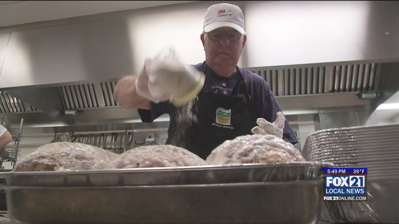 Volunteers Hit the Ground Running with DECC Thanksgiving Preps