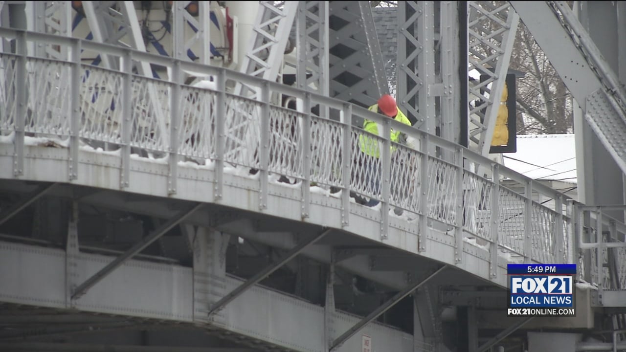 Crews Work To Get Ice Off Aerial Lift Bridge