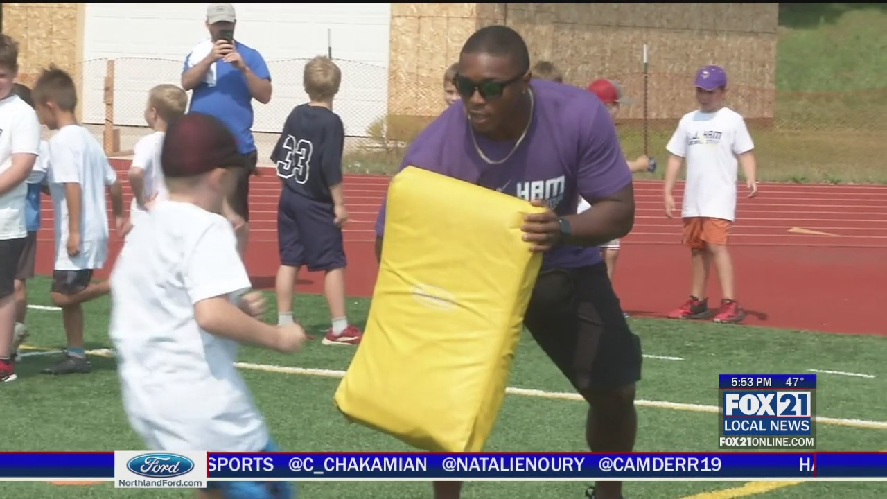 Vikings' C.J. Ham hosts youth football camp