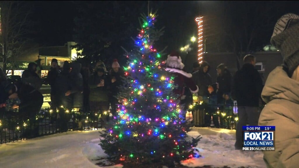 Superior Kicks Off Small Business Saturday With Annual Holiday Tree Lighting