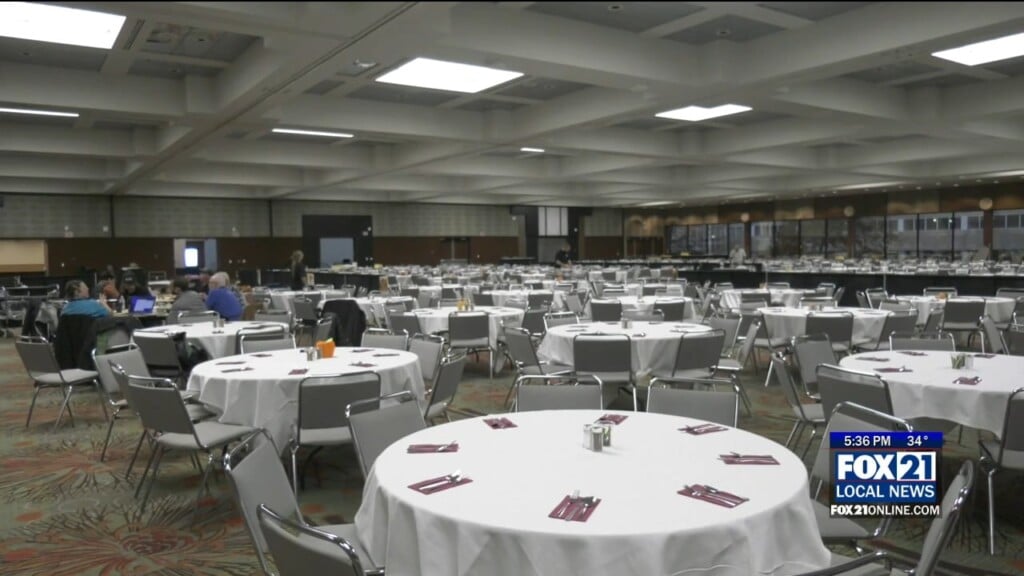 Volunteers At The Decc Preparing For Thanksgiving Buffet