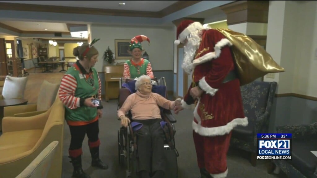 Santa Visits Residents At Ecumen Lakeshore