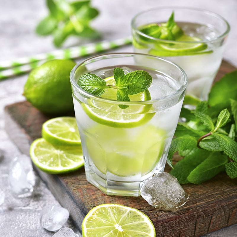 Cold,refreshing,summer,lemonade,mojito,in,a,glass,on,a