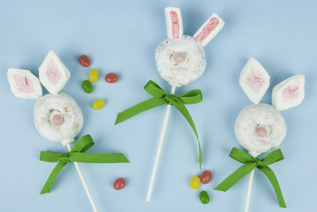 HONOLULU Family Classroom Treat: Easter Bunny Pops