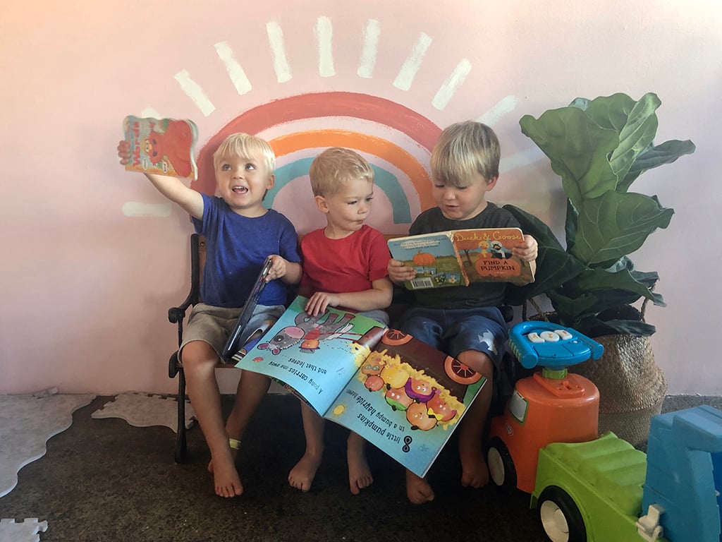keiki_pine_reading_boys