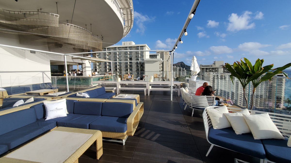 The 9 Best Places to Eat Outside in Waikīkī Right Now