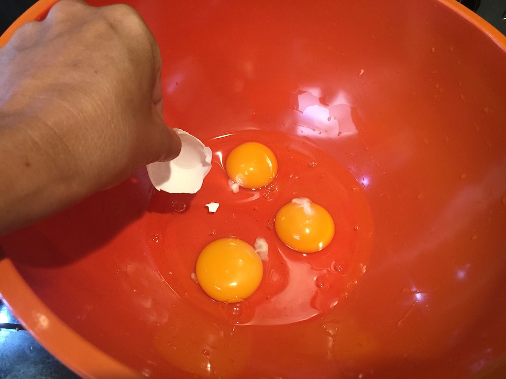 Parent-Hacks-Food-And-Cooking-Eggshell.jpg