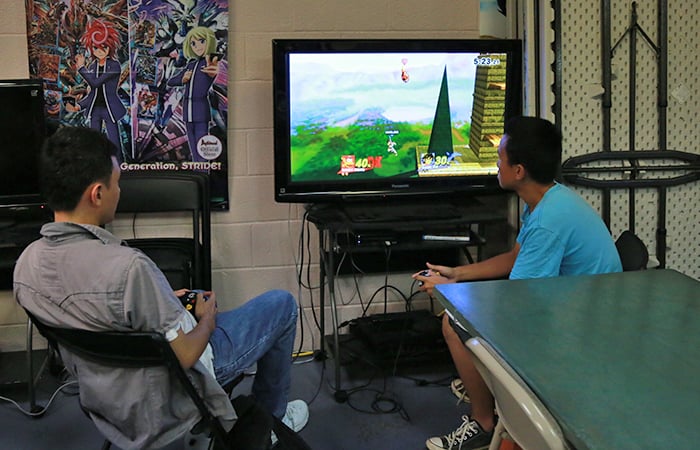 They have console games too. A Diddy Kong player challenged a guy playing Dark Pit.