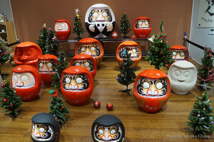 Setting up a holiday Daruma display in Takasaki station.