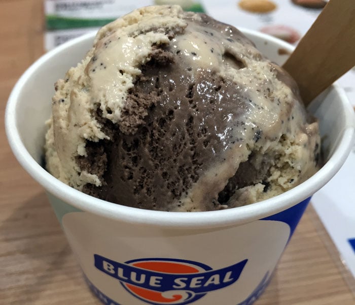 After much contemplation, I settled on the shop’s limited edition chocolate cookies swirl. With flavors like Ryukyu royal milk tea, beni-imo and maccha latte available, it was harder than ever to choose just one flavor.