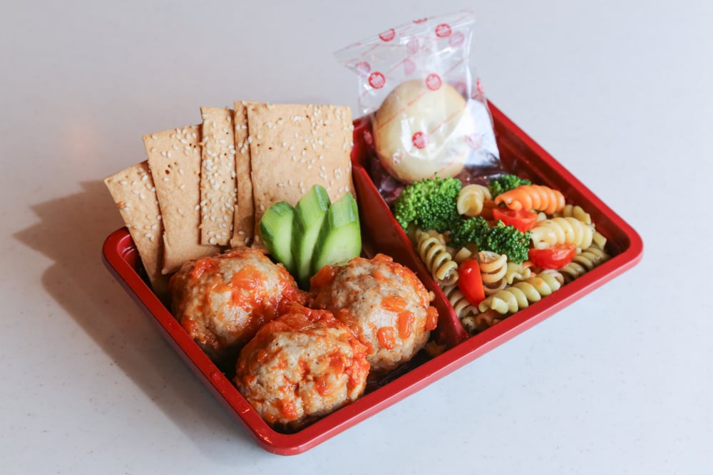 Guy Does Bento no. 6: Hot bento with hearty meatball and vegetable