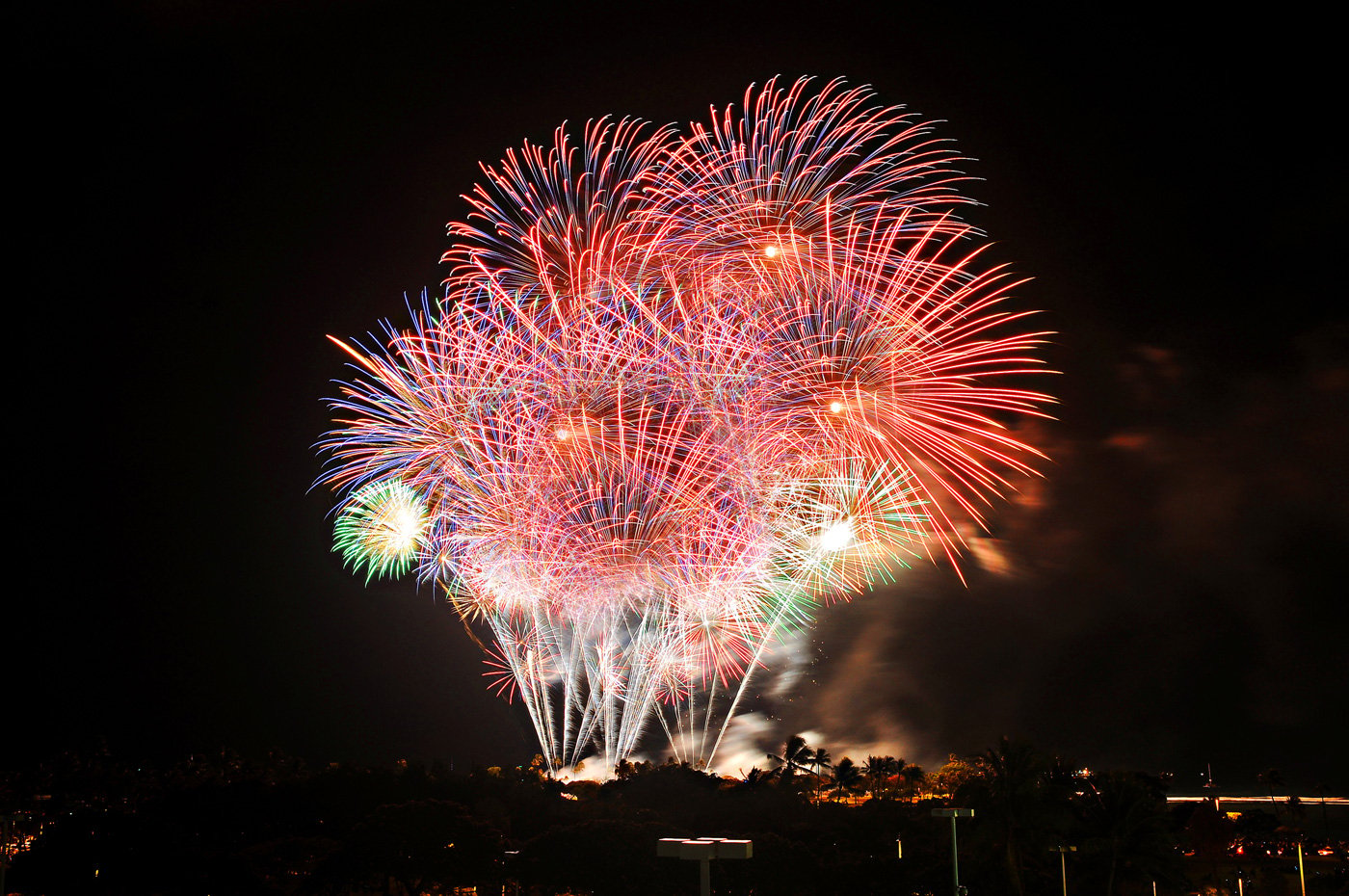small-Fireworks-at-Ala-Moana-Center-credit-Picture-This-Jose-Rodrigues1