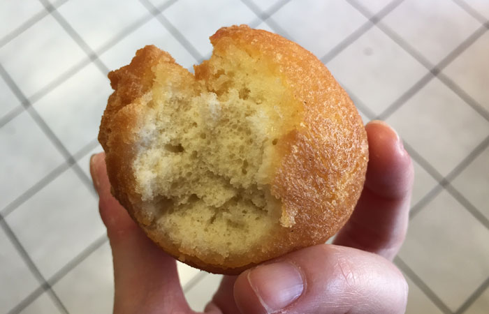 Teruya’s andagi is packed in a lightweight paper bag instead of being completely sealed to prevent it from becoming oily.