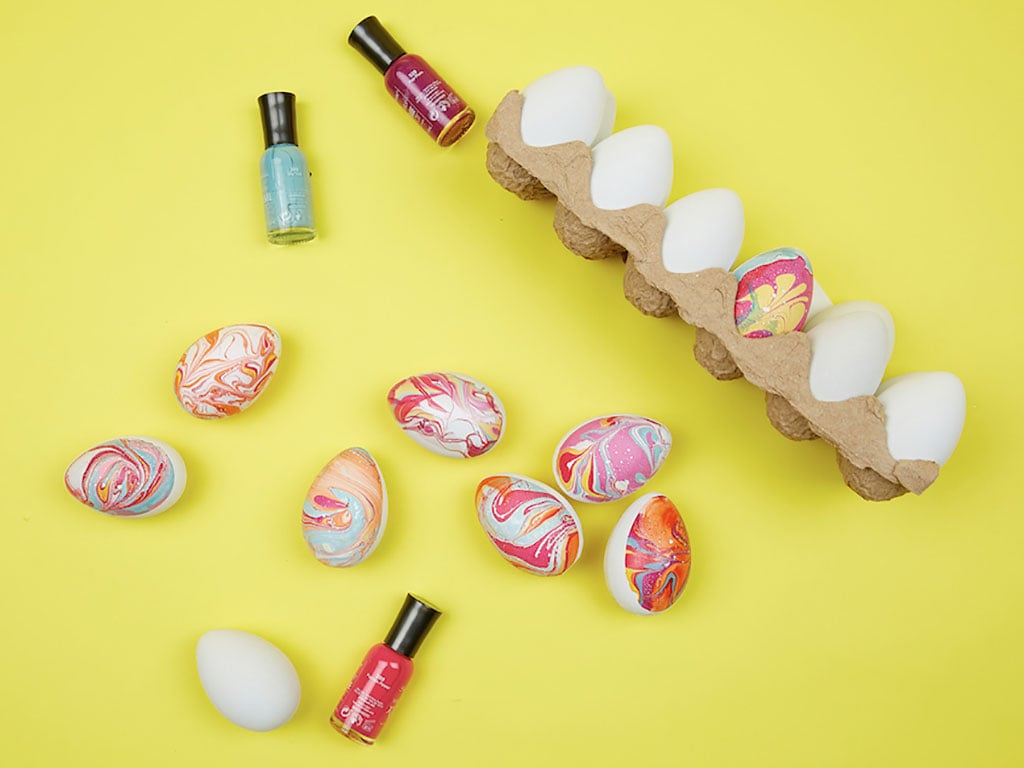 How to marble eggs with nail varnish