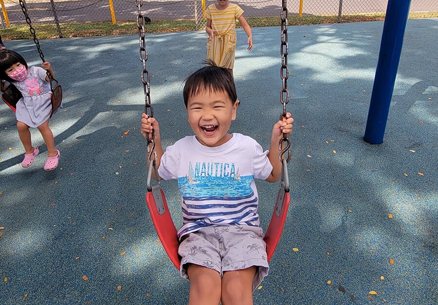 Playgrounds with swings on Oahu