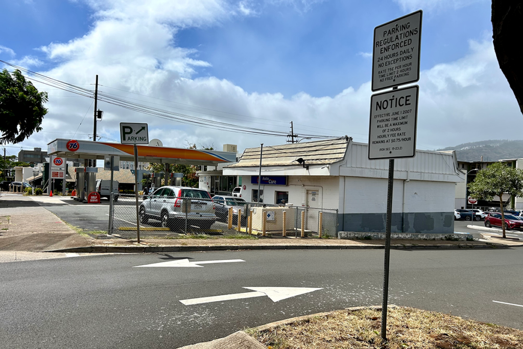 Kaimuki Municipal Lot 2 Harding Ave Entrance Pc Andrea Lee