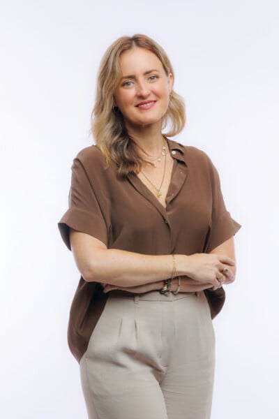 Hn2508 Ay Cw Sara Connery 4449