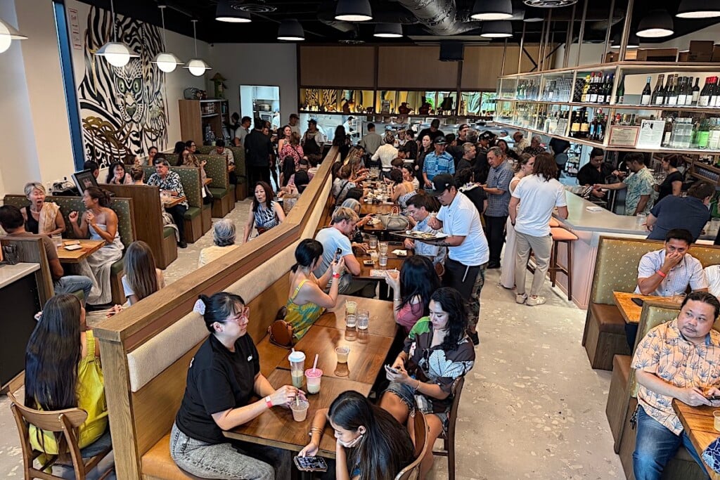 customers at Pig And The Lady kaimuki Interior