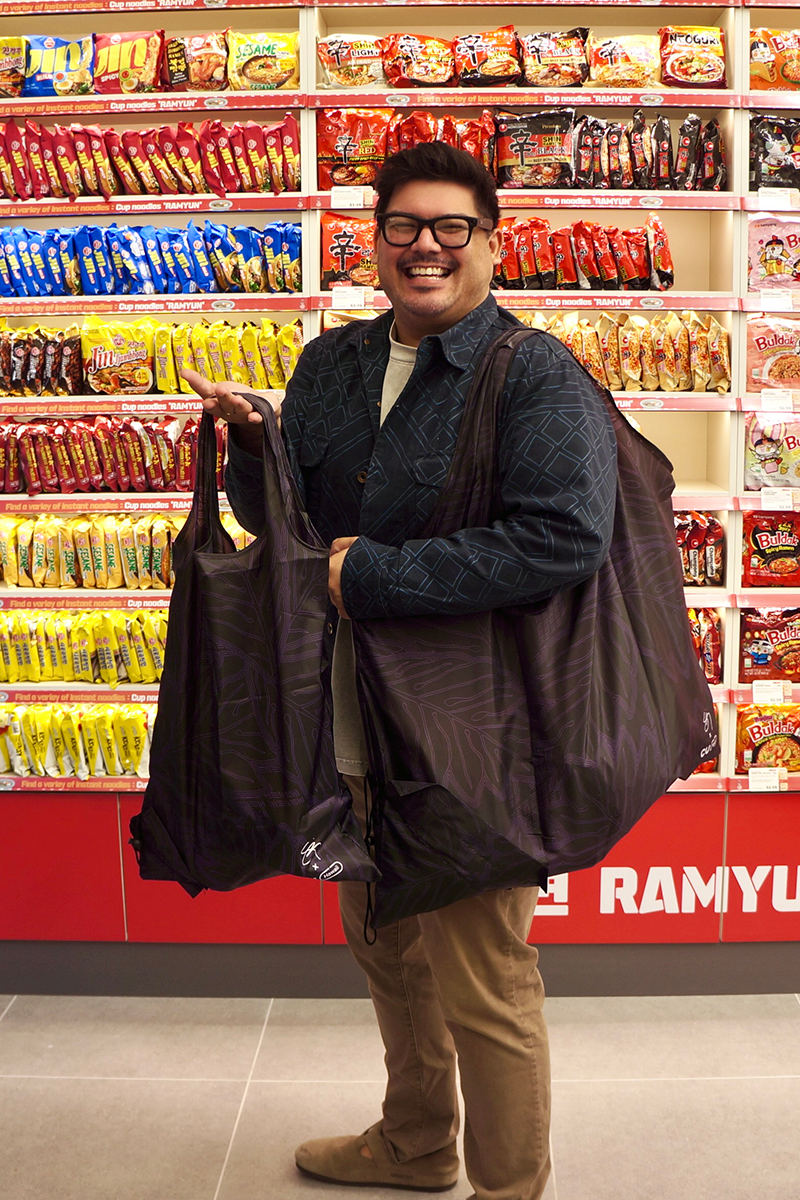 Thomas with Sig Zane x CU Hawaii totes pc Andrea Lee Thomas With Sig Zane X Cu Hawaii Totes Pc Andrea Lee