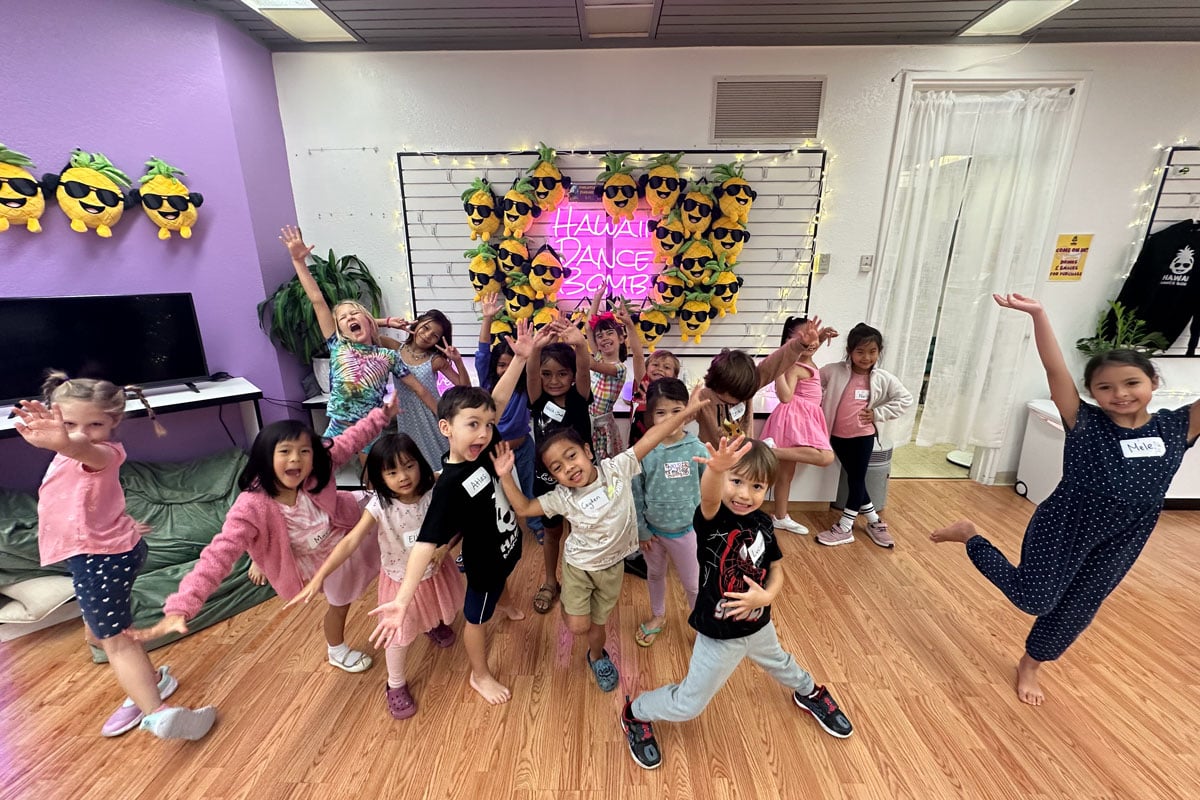 Hawaii Dance Bombimg 3399