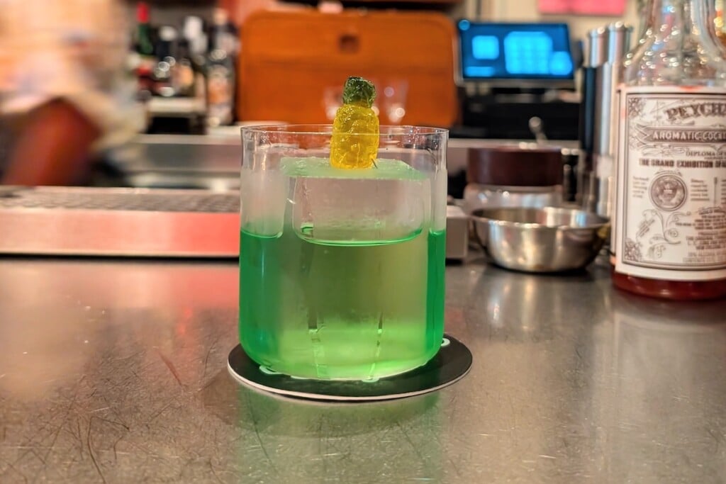 Negreeni fluorescent green cocktail