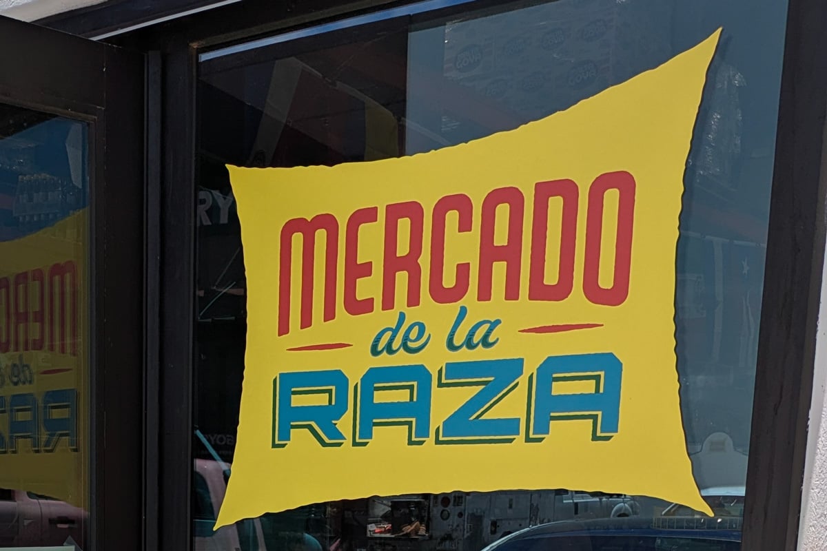 Mercado de la Raza sign
