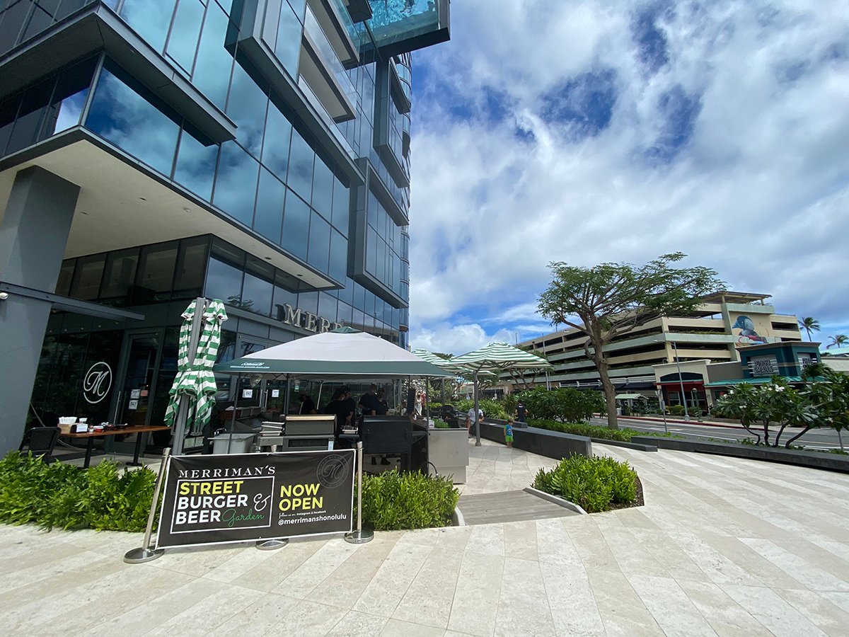 Merriman’s Honolulu Opens a New Outdoor Street Burger and Beer Garden