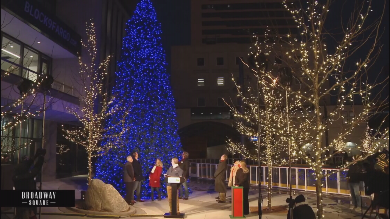 Fargo Rd Christmas Lights 2022 Fargo City Leaders Light Tree At Broadway Square - Kvrr Local News