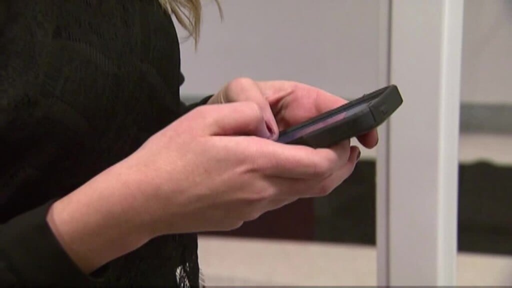 Minnesota Legislators, Activists Push For School Phone Ban